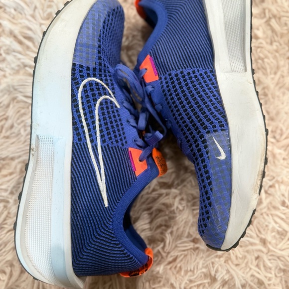 Nike Men's Interact FlyKnit Running Shoes.   (Size 10.5) - Picture 7 of 8